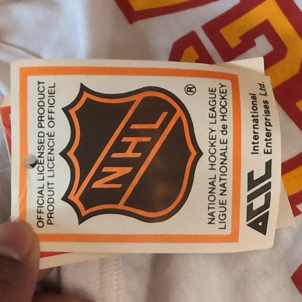 Softwear| NWT NHL Vintage Calgary Flames White Short Sleeved T-shirt Cropped - Picture 12 of 14